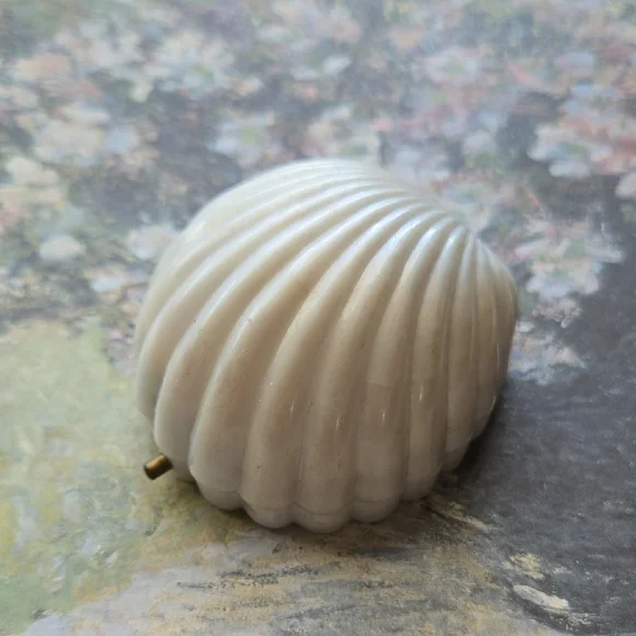 Vintage Plastic Clam Shell Ring Box - Picture 2 of 10